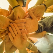 teambuilding groep handen
