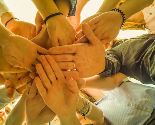 teambuilding groep handen